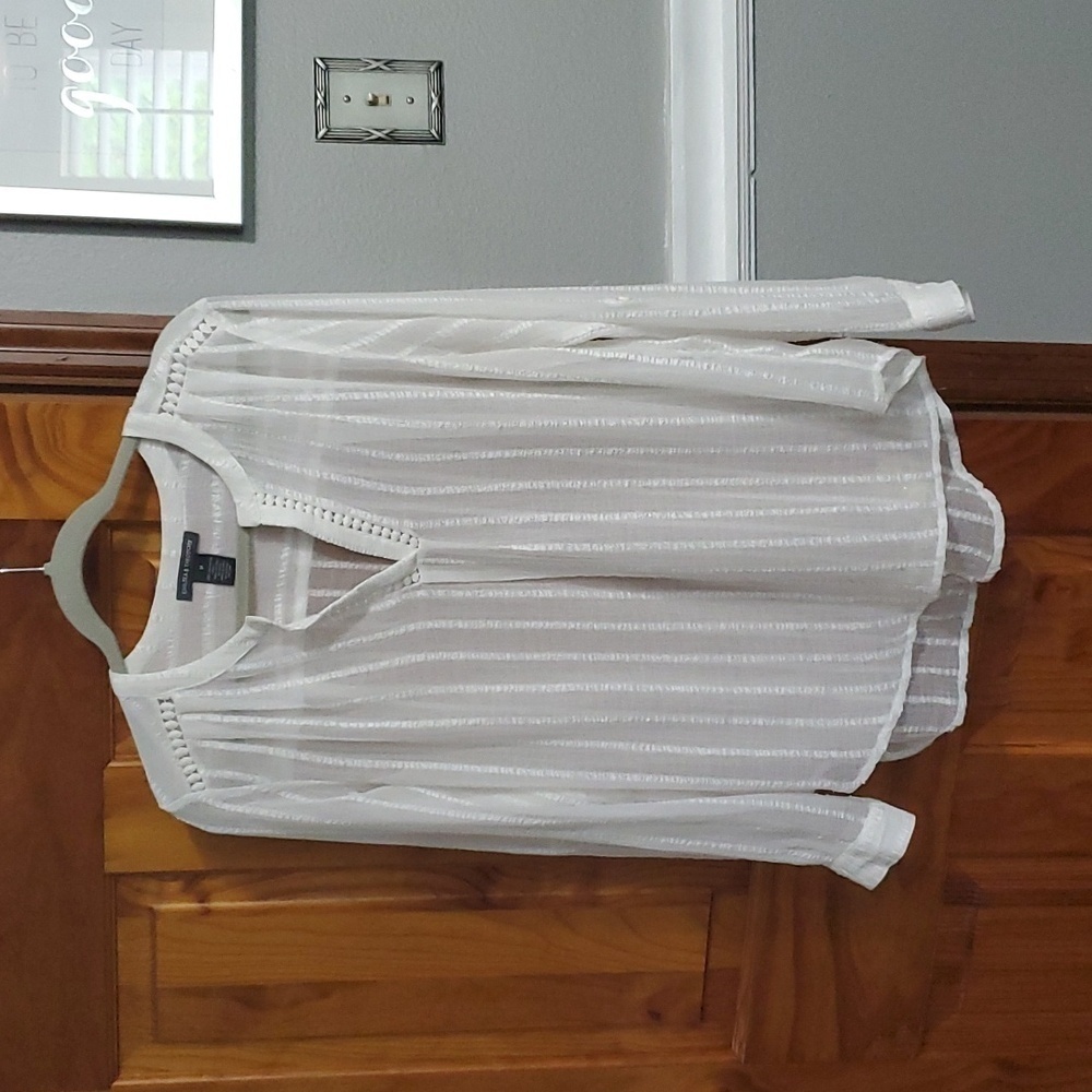 Chelsea & Theodore Sheer Vneck  Long Sleeve White Lace Sz. M